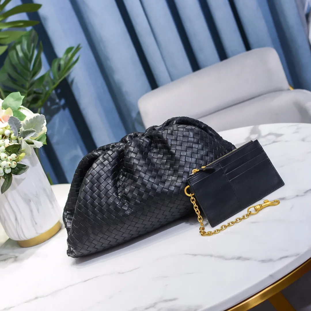 Real shot🔥🔥The counterattack of the popular Bottega Veneta started with this series of cloud bags, which went viral in the fashion circle and started a craze! Out of stock, out of stock, out of stock... One piece is hard to find, super hard to buy, regardless of age, season, or occasion. Very classy. Really, if you carry this on the road, it will turn heads! This is also the reason why this series is so expensive. Large size: 38*20*8.5cm [Big Cloud Weaving]